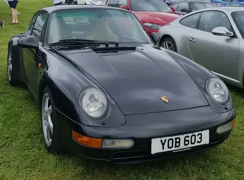 A 1995 Porsche 911 (993) Carrera photographed outdoors, the first 911 fitted with the multi-link LSA rear axle.