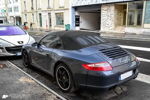 A Porsche 997 Carrera S Cabriolet, the body style whose chassis-stiffness challenges Porsche solved before engineering the coupe.