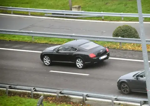 A 2007 Bentley Continental GT, built on a platform shared with the Volkswagen Phaeton luxury saloon.