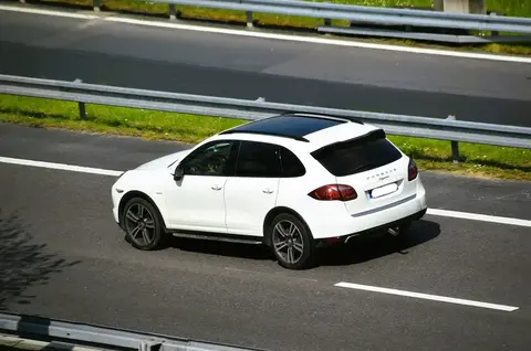 A facelifted Porsche Cayenne S Diesel, the model from this generation that towed a 265-tonne Airbus A380 for a Guinness World Record.