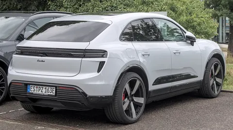 Porsche Macan Turbo Turbo, photographed for Wikimedia Commons.