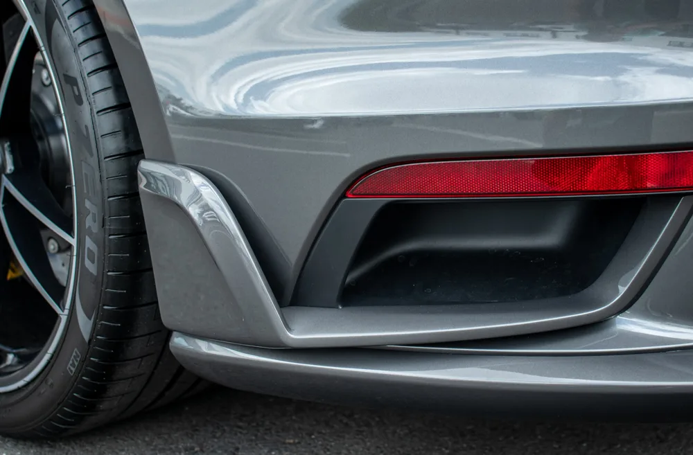 Air outlet for rear apron